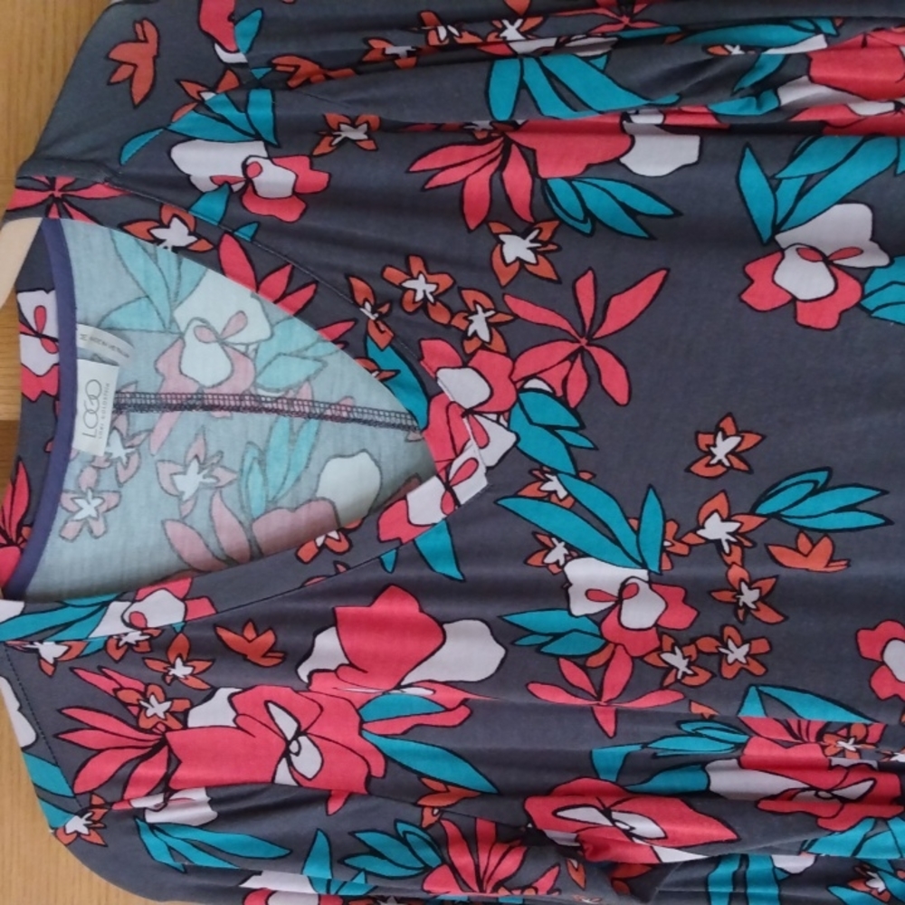 Lori Goldstein Shark bite hem top EUC
